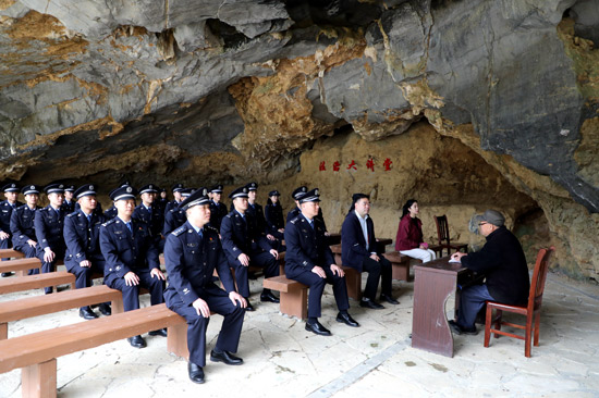 老党员为民警上党课 庄开燕 摄