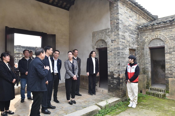 浦北县委宣传部党员干部职工正在参观桂东南抗日武装起义司令部旧址。