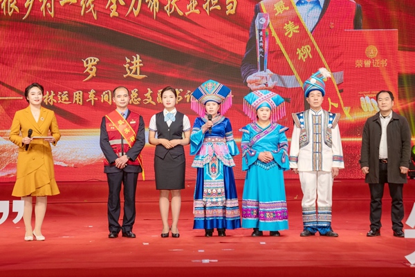 村民代表接受采访。蓝超摄