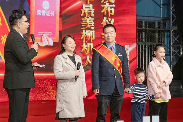 家属代表接受采访。江晓摄
