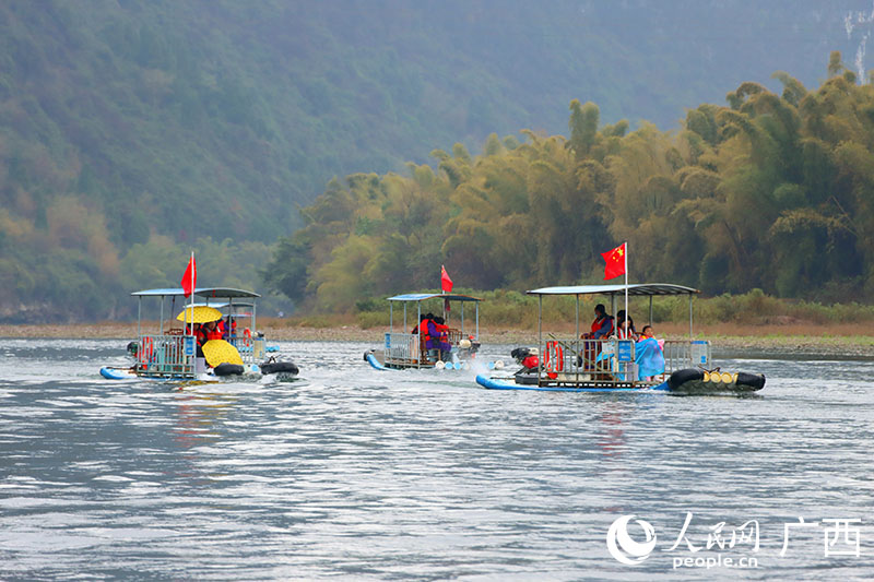 游客乘坐竹排欣賞漓江美景。人民網 付華周攝