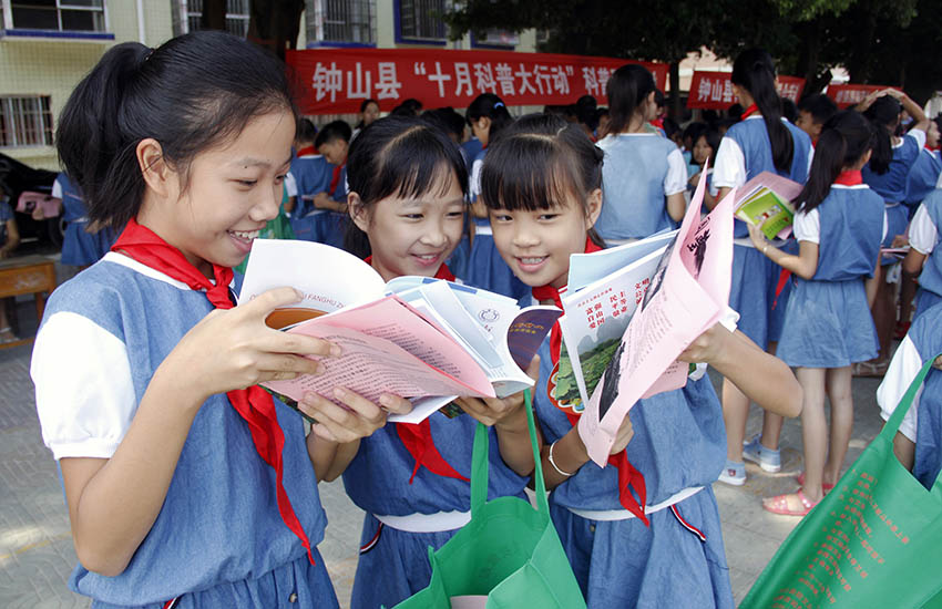 钟山县实验小学的学生在阅读科普资料。廖超文摄