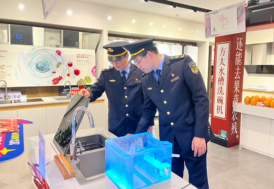 桂林市市场监管局执法人员开展家电产品质量检查。