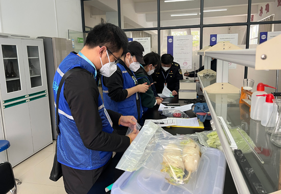 桂林市市场监管局执法人员联合质检人员开展食品安全抽检。