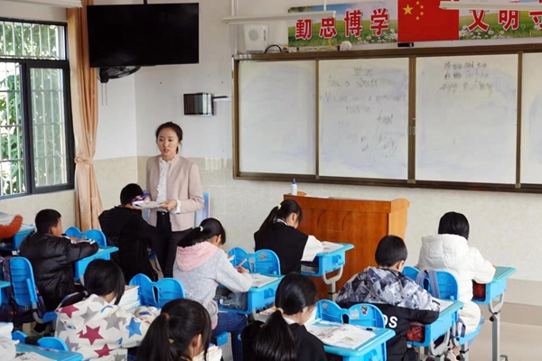 中航集团支教志愿者为江口小学的同学们授课。尹璐摄