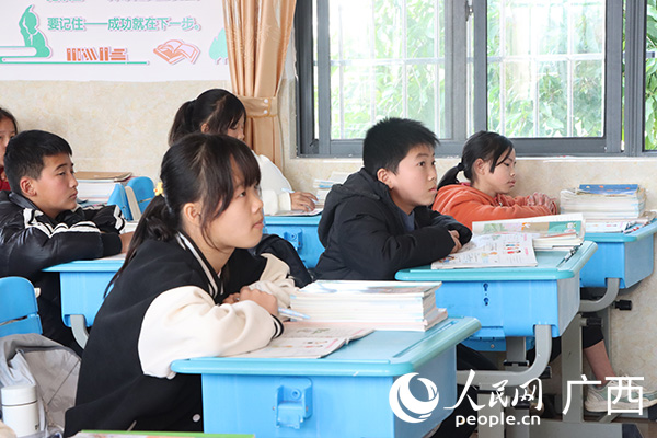 学生在课堂上感受英语的乐趣。人民网 黄子婧摄