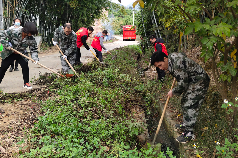 黨員領導干部帶頭清理河道溝渠雜草垃圾
