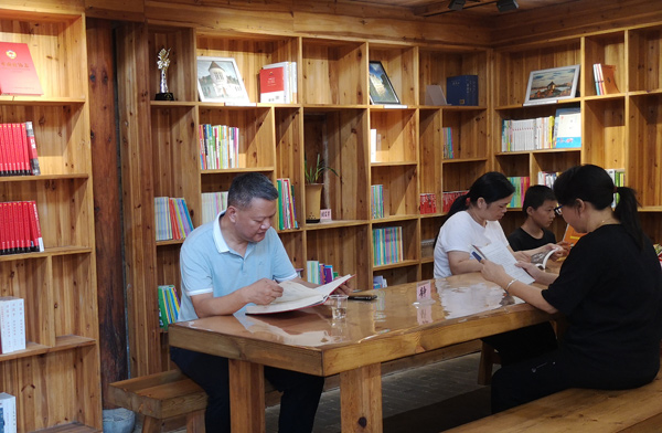 平南县大新镇关垌村垌心屯的农家书屋。