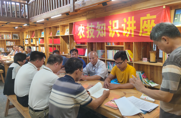 平南县农业专家受农家书屋的邀请进行农技知识讲座。马月松摄