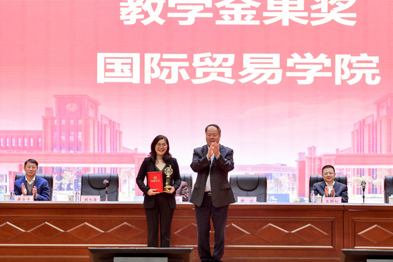 图为谢云颁发教学金果奖。罗家兴摄