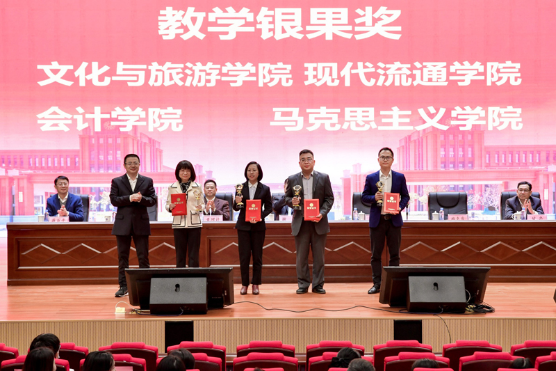 图为王国红颁发教学银果奖。罗家兴摄