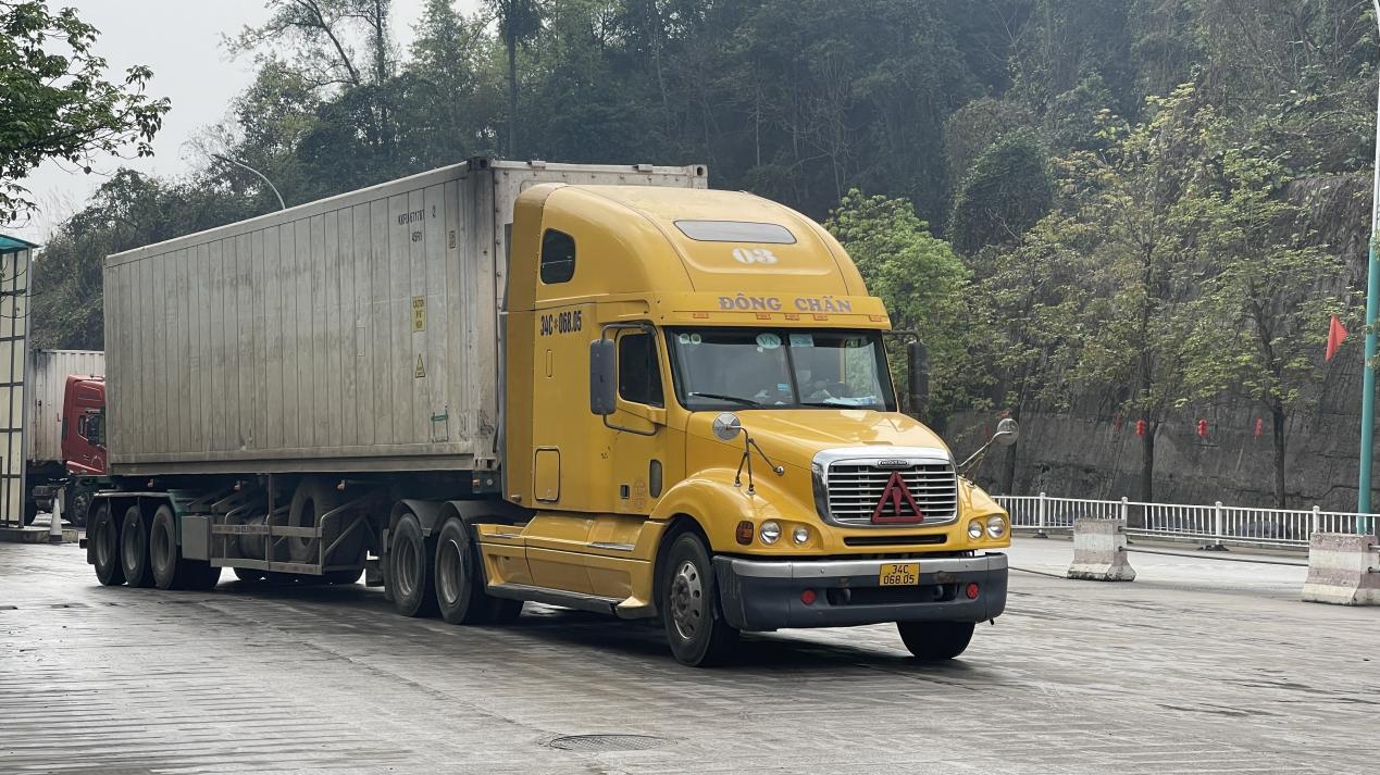 越南货车正在驶入凭祥口岸。