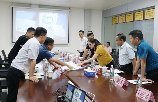 1.平乐县委书记带队为桂林平钢钢铁有限公司与广西中交平昭投资公司搭建年销售20万吨钢材的合作平台。平乐县委宣传部供图.jpg