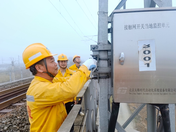 职工在南昆线隆安至平果普速场对远动隔离开关操作箱加固检查。李嘉文摄