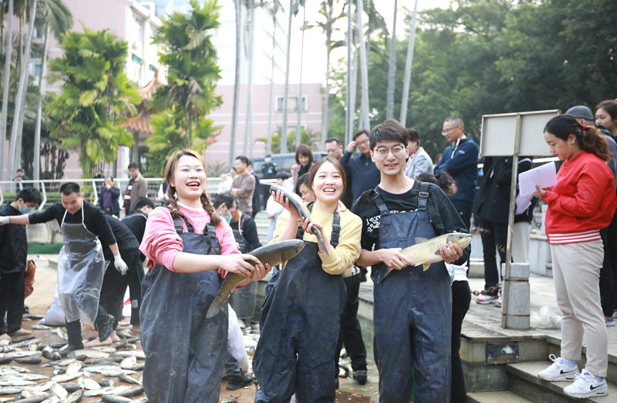 学生们捕捞到“幸福鱼”后很开心。广西医科大学供图