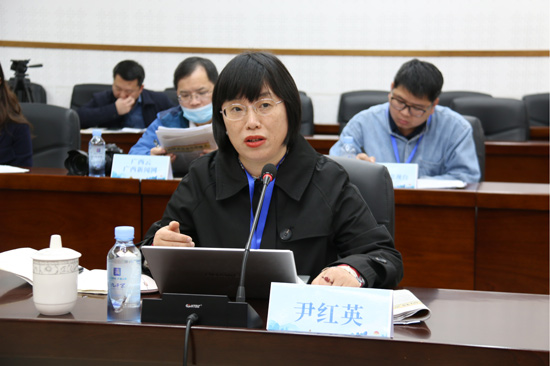 专家在会上发言。