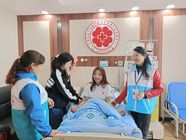 近日，右江民族醫學院學生凌同學成功捐獻了200毫升造血干細胞懸浮液。王超攝