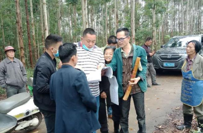 余岚强（左四）在瓦联村与村民沟通调解。