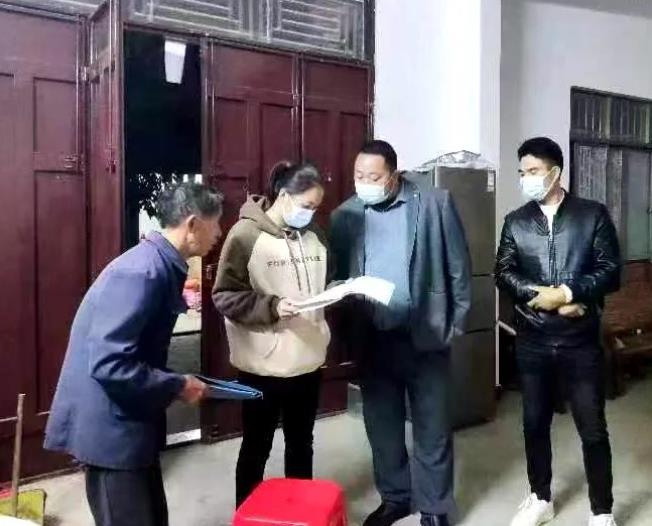 余岚强（右二）入户走访摸底“三清三拆”工作。