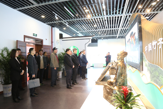 与会人员参观竹文化展示馆。张晓摄