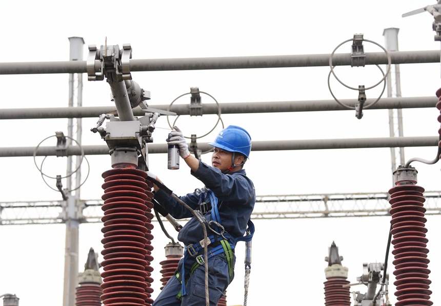 2月21日，廣西欽州供電局變電檢修人員正在對母線側刀閘進行維護。翟晉升攝