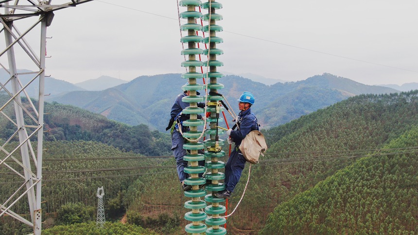 2月13日，廣西欽州供電局輸電作業人員登上30米高空，對500千伏美久甲線進行春檢消缺。林瑞鈞攝