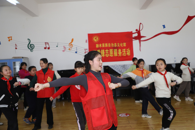 老师教学生规范动作。
