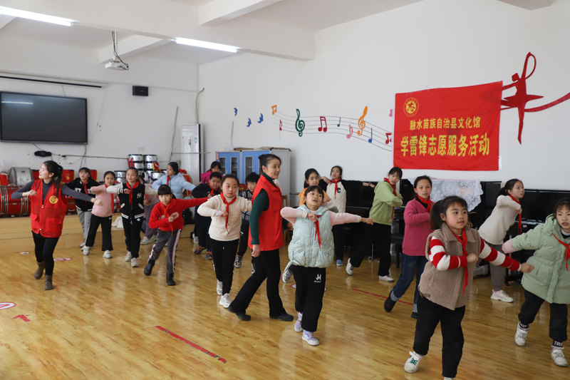 老师行舞蹈教学。