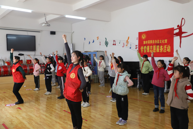 老师进行舞蹈教学。