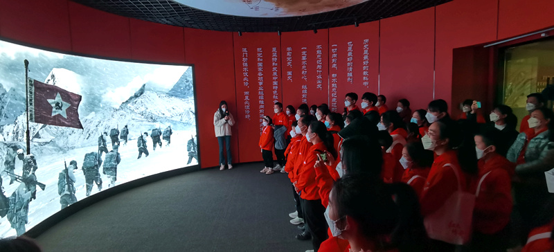 学生们参观《红色传奇》沉浸式体验中心。广西党员教育中心供图