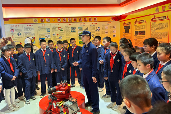 消防员讲解电子水炮。兴安县第三小学供图