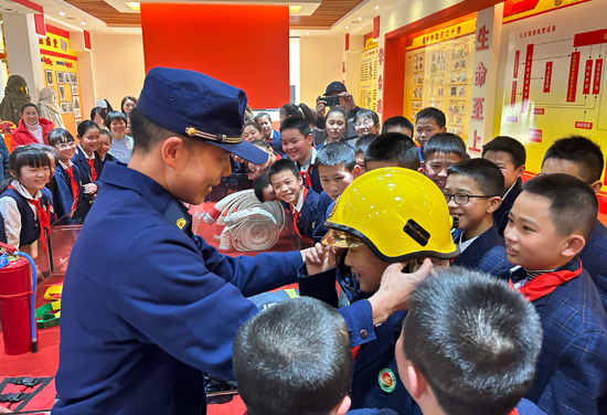 学习体验穿戴消防服饰。兴安县第三小学供图