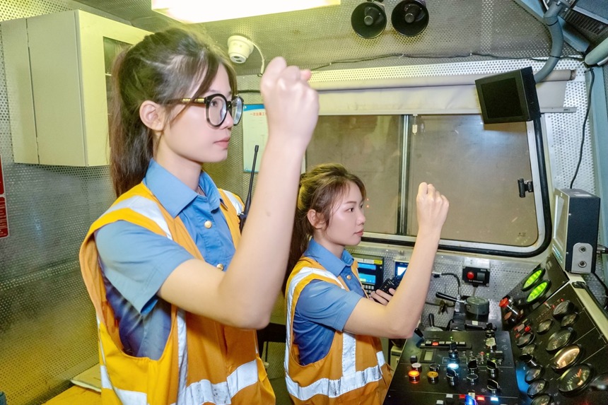 女子大机组成员在驾驶室内开车认真执行“手比眼看”。李勇摄