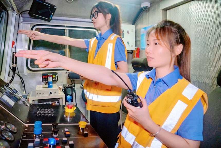 女子大機組成員在大機上認真操作。李勇攝