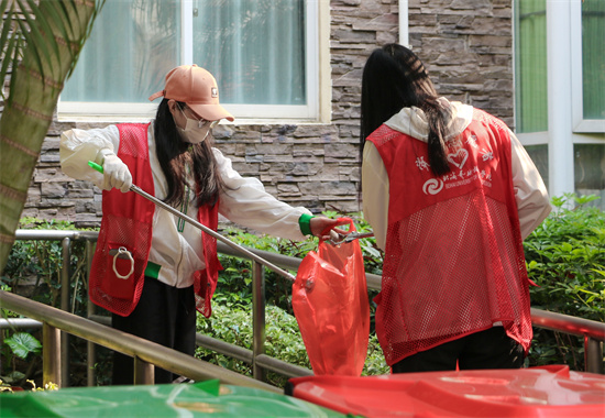 该校志愿进行卫生清洁志愿服务活动。北海艺术设计学院供图