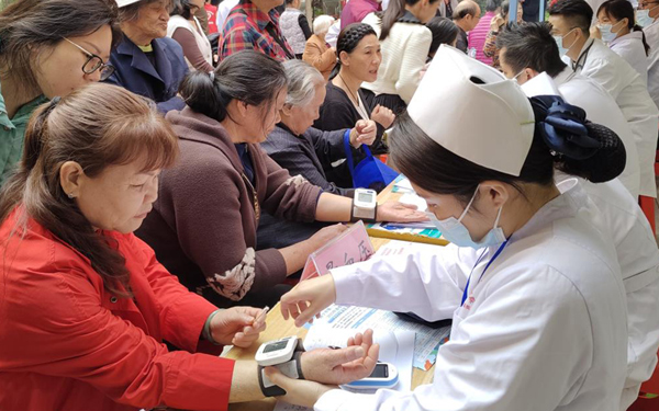 医生为居民测量血压。李春莲摄