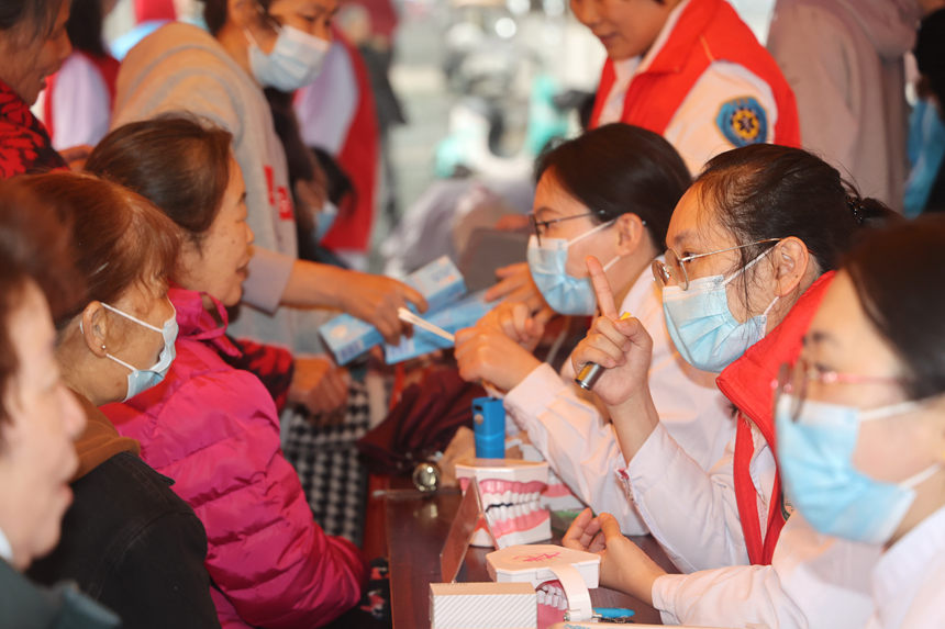 医院到桂林市六合社区开展“学雷锋”口腔义诊。唐侃摄