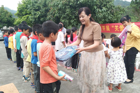 圖為陳小玲深入挂點村學校慰問困難學生。