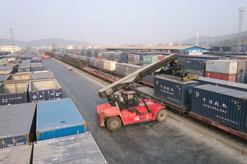 贺州市钟山铁路货场正在进行集装箱装卸作业。林鹤摄