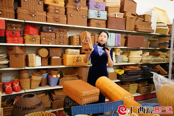 一芒编企业负责人在介绍芒编产品。