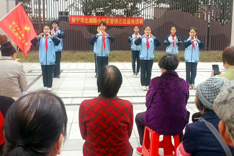 南宁市北湖路小学组织少先队员到社区为老人表演节目。学校供图