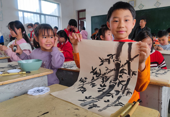 学生展示自己的竹子画作