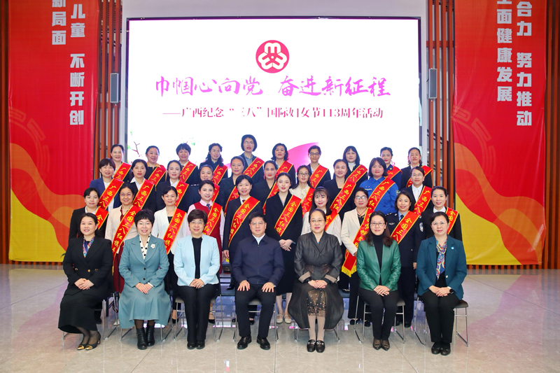 与会领导与获奖代表合影。雷新荣摄