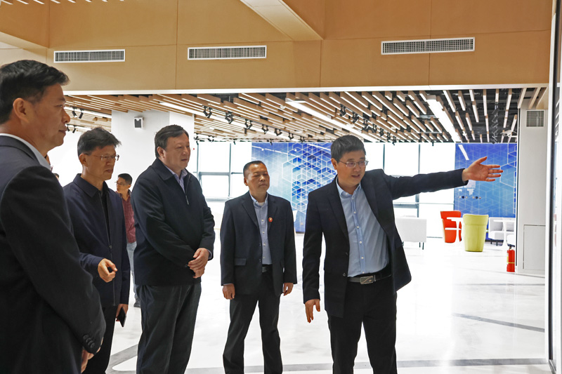 百色学院校领导听取图书馆建设工作汇报。向俊杰摄