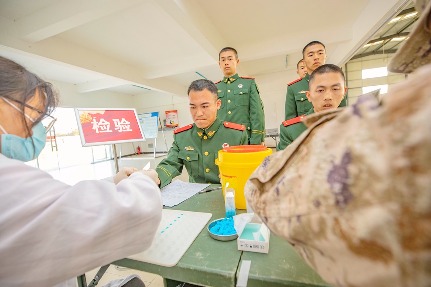 官兵測驗血型。