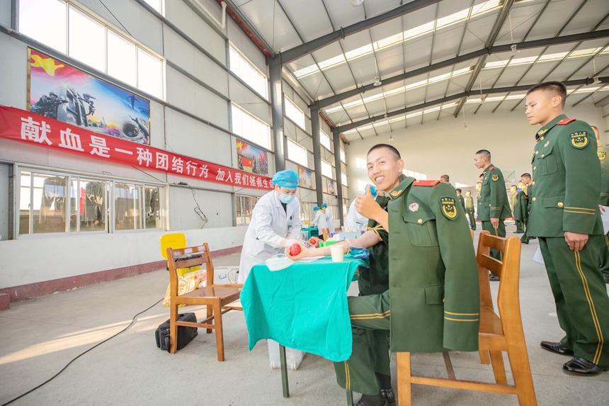 官兵為自己無償獻血行為點贊。