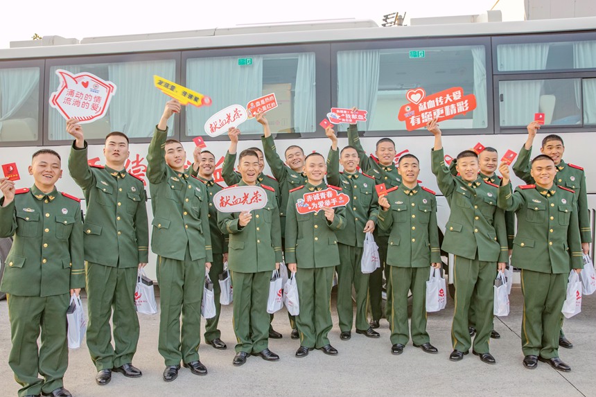 獻血后，官兵洋溢著笑容。