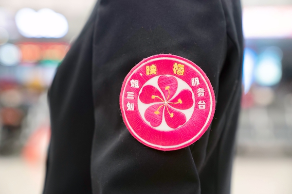 唐巧英为柳州站服务台秀好的袖章。赵波摄