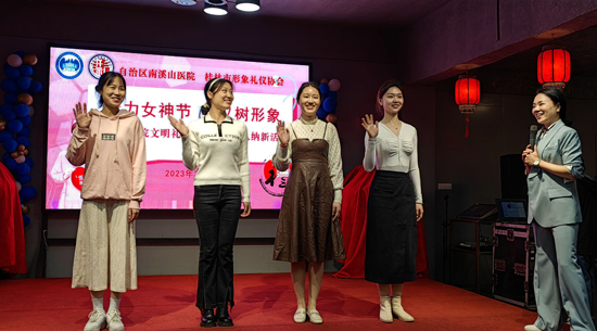 打招呼礼仪培训。张超群摄
