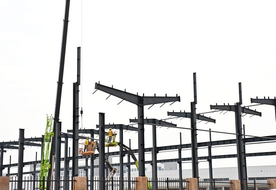 建设者正在抓紧建设。